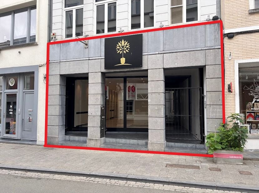 Modern handelspand te huur van ca. 80 m² in Kortrijk! Het pand heeft bovendien een achterliggende bergruimte en bovenliggend nog 2 verdiepen voor dive