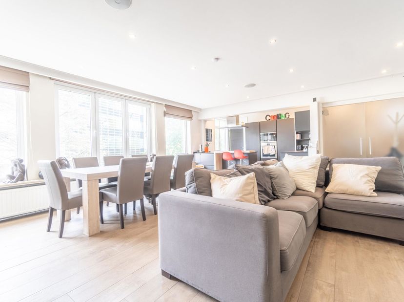 Idéalement situé entre les parcs de Woluwe et des Sources, à deux pas des commerces et facilités, nous vous proposons ce charmant appartement 2CH. rén