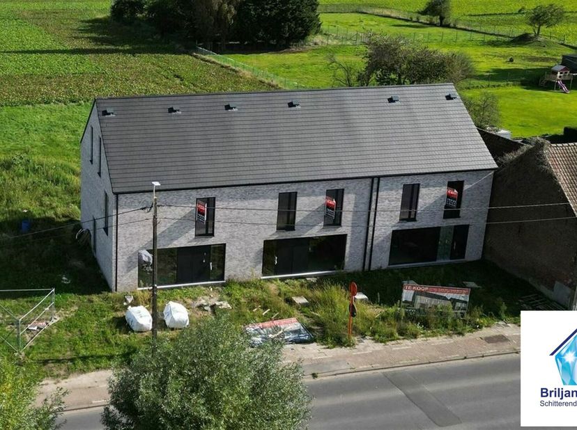 Op 15 min rijden van het centrum van Dendermonde of 7minuutjes met de trein vind je in het groene Buggenhout dit project van 7 nieuwbouwwoningen. Lot
