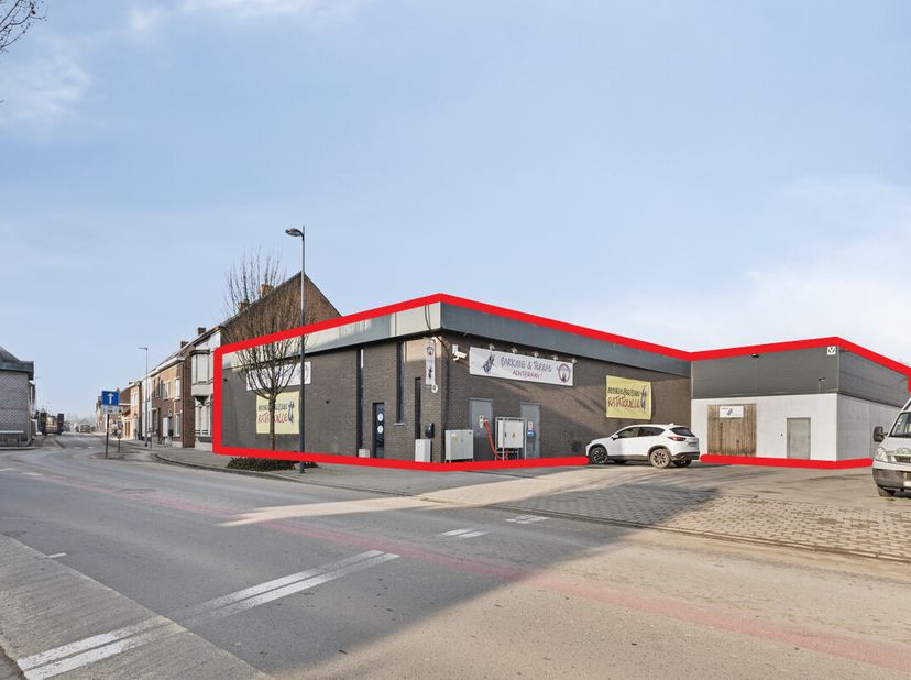 Commercieel gebouw van ca. 780 m² te huur in het centrum van Bavikhove.&lt;br /&gt;
INDELING&lt;br /&gt;
- Commerciële oppervlakte (ca. 550 m²)&lt;br /&gt;
- Bureel en
