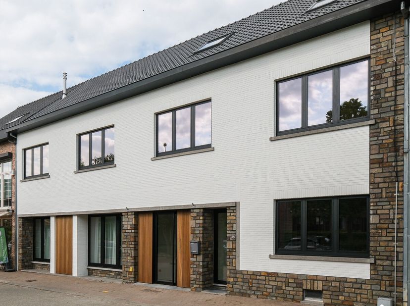 Gerenoveerd en instapklaar duplex appartement met 4 slaapkamers en mooi terras in het centrum van Stevoort. Voor meer info, ga naar https://www.era.be