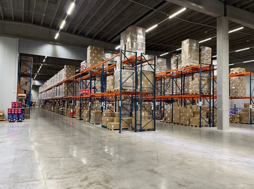 Dit recente (2020) magazijn heeft een totale oppervlakte van 3.024 m² en bevindt zich op het nieuwe industrieterrein te Veurne vlakbij de op- en afrit