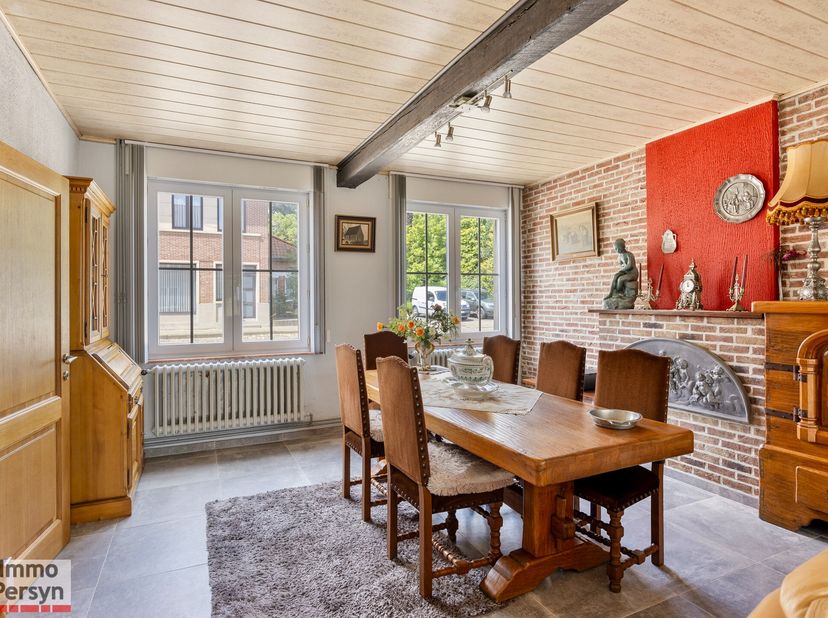 Buiten het centrum van Sint-Joris-Winge vinden we deze gerenoveerde woning terug. De woning zelf dateert van 1957 maar heeft door de jaren heen de jui