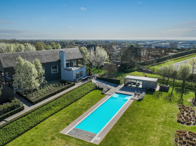 Nichée dans un écrin de verdure, juste à l&#039;extérieur du centre de Lauwe, cette villa exclusive se trouve sur un terrain de 20.000 m². Construite en 20