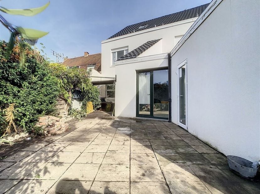 Située à Herseaux, Cette habitation Mixte avec commerce se compose : &lt;br /&gt;
Au rez-de-chaussée , Vous trouverez un espace commercial d&#039;environ 50m²,