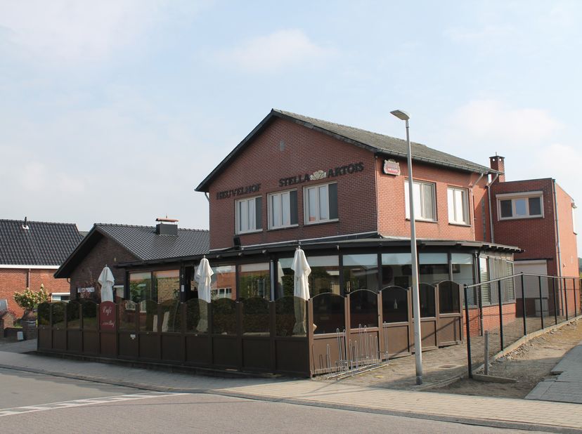 ABeMA Horeca Makelaardij biedt dit instapklare, authentiek ingerichte café, terras met bovenwoning, tuin en garage, gelegen aan de rand van Lommel te