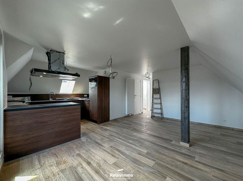 Appartement avec une chambre entièrement rénové sur la Grand-Place de Tournai ! &lt;br /&gt;
Situé au 4ème étage d&#039;un immeuble avec ascenseur. &lt;br /&gt;
Hall d