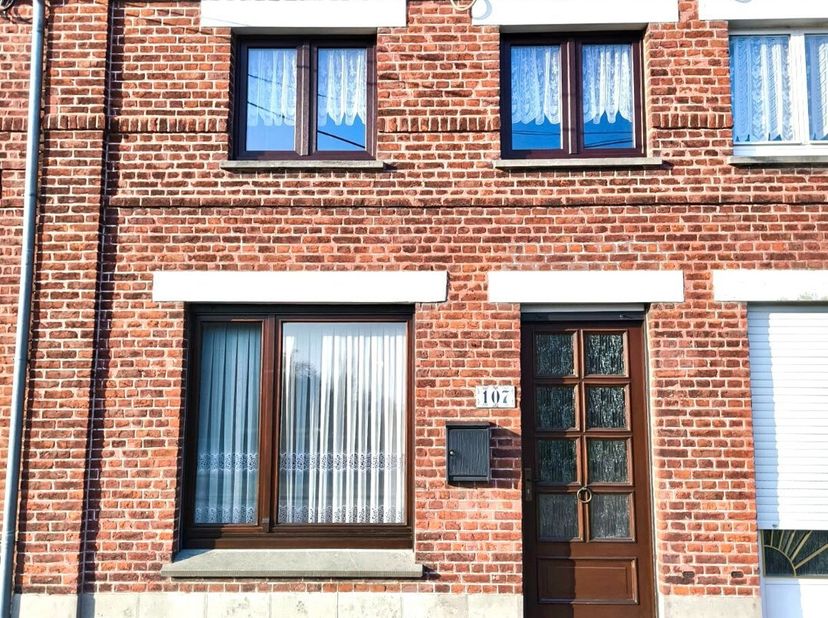 Maison mitoyenne, 2chambres au cur de Pecq.&lt;br /&gt;
Cette habitation comporte au rez-de-chaussée d&#039;un grand séjour disposant d&#039;une cheminée fonctionnell