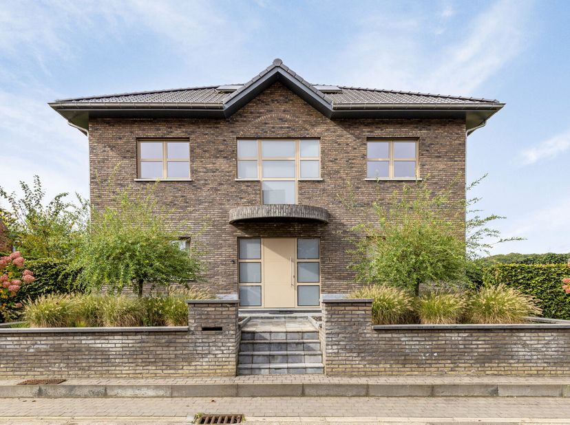 Statige, energiezuinige villa met 3 slaapkamers.&lt;br /&gt;
Reeds lange tijd op zoek naar een mooi afgewerkte woning die een vlotte bereikbaarheid naar Leu