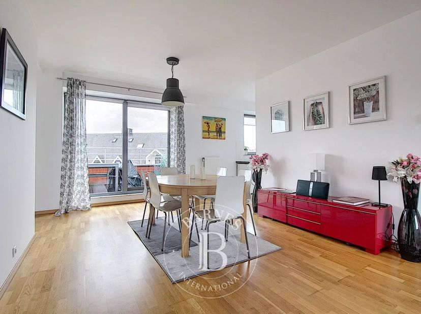 Proche de la place Jourdan et des institutions européennes, superbe penthouse meublé de 134m2 (source PEB) + 65m2 de terrasse. Le bien est composé de