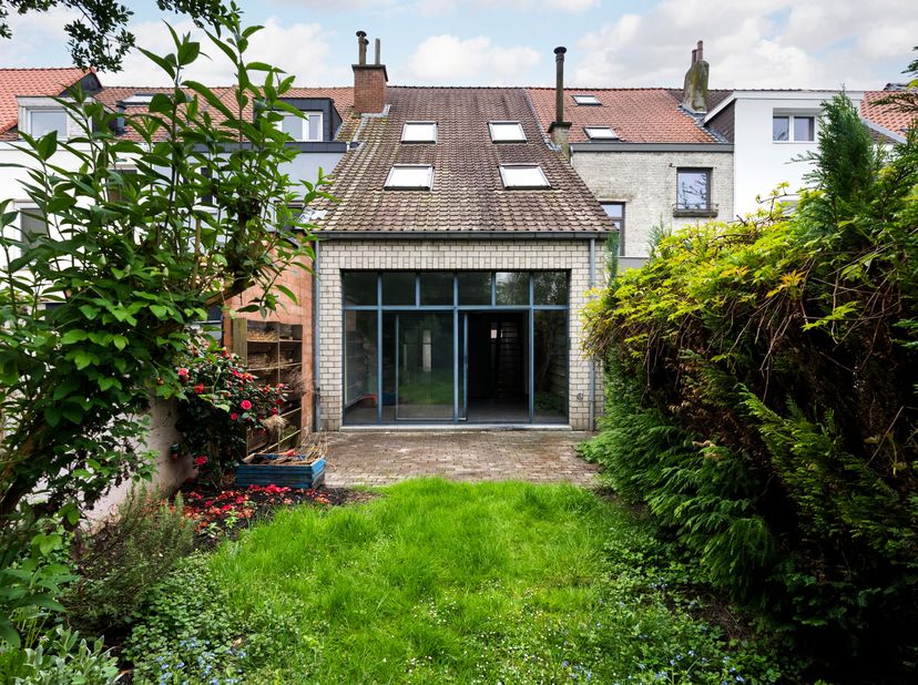 SINT-PIETERS-WOLUWE, in de gegeerde wijk STOCKEL, dicht bij alle voorzieningen, aantrekkelijk WOONHUIS (4 slpk/1bdk) van +/- 180m² met mooie TUIN zond