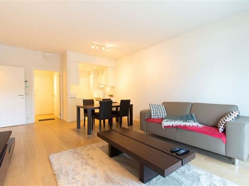 Dichtbij het Ter Kamerenbos, de ULB, winkels en restaurants, diverse bars en cafés en openbaar vervoer. Prachtig gemeubileerd appartement van ±68m² ge