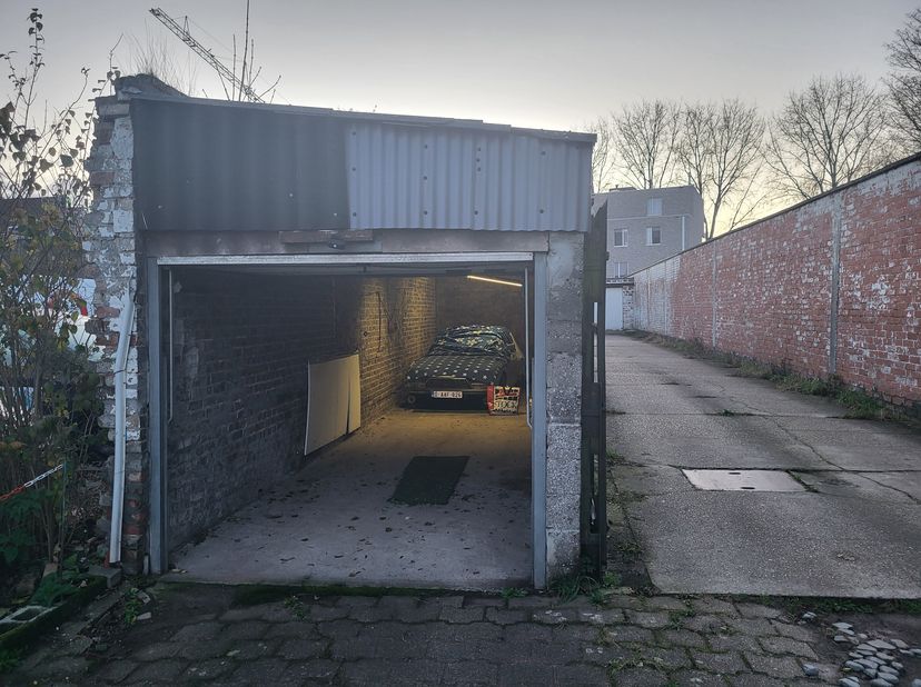 Espace de rangement central (43 m²) + mezzanine (14 m²) à louer à Saint-Pierre, près de Scheepsdalebrug. &lt;br /&gt;
Modalités:&lt;br /&gt;
- Equipé en électrici