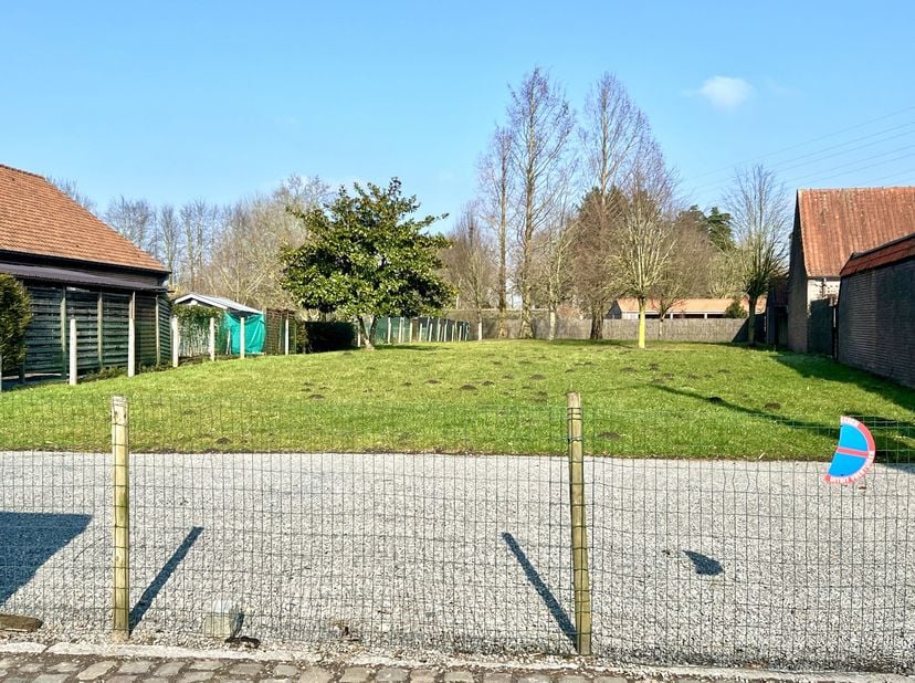 TOPGELEGEN mooie BOUWGROND van 1603m2. Geen bouwverplichting, GOEDE CENTRALE LIGGING, veel potentieel!