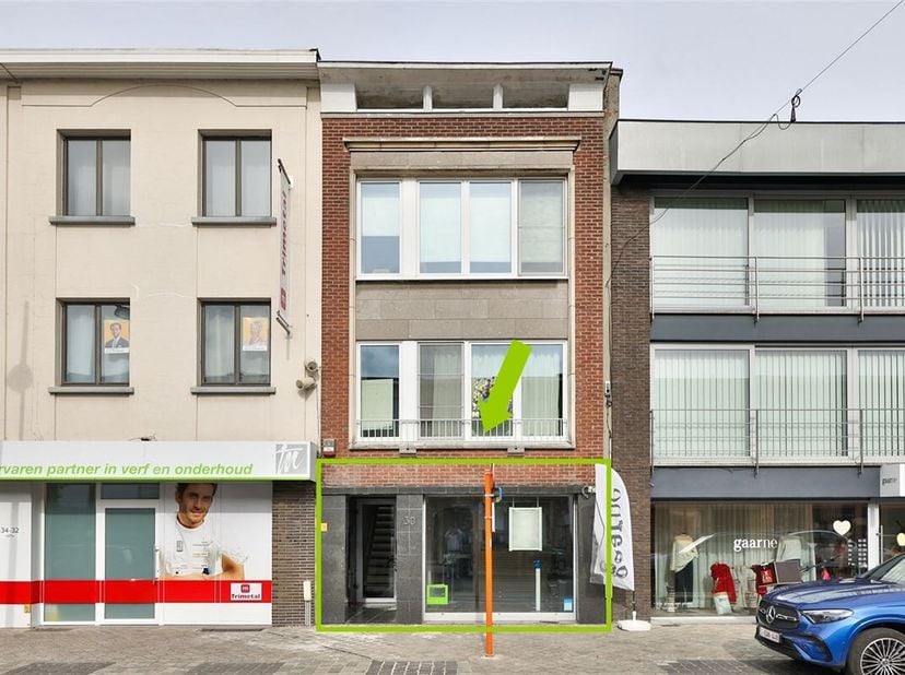 In het commerciële centrum van Hove, gelegen op de Kapelstraat, bieden wij u dit voormalig bankkantoor aan. De bewoonbare oppervlakte bedraagt 155m².&lt;