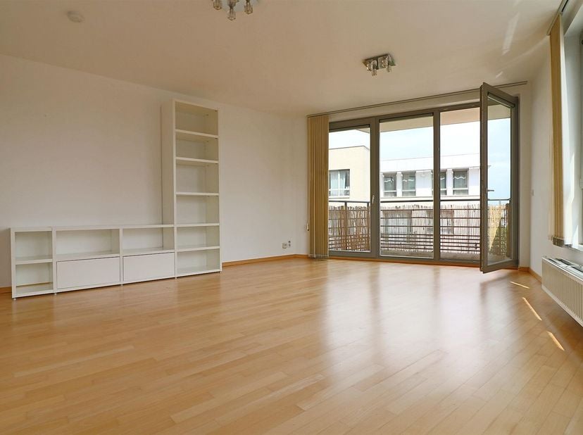 Bel appartement neuf de 90m² situé au 2 étage sur 5, et composé de :&lt;br /&gt;
- 2 chambres en parquet (14-9,5m²)&lt;br /&gt;
- 1 salle de bains avec baignoire,