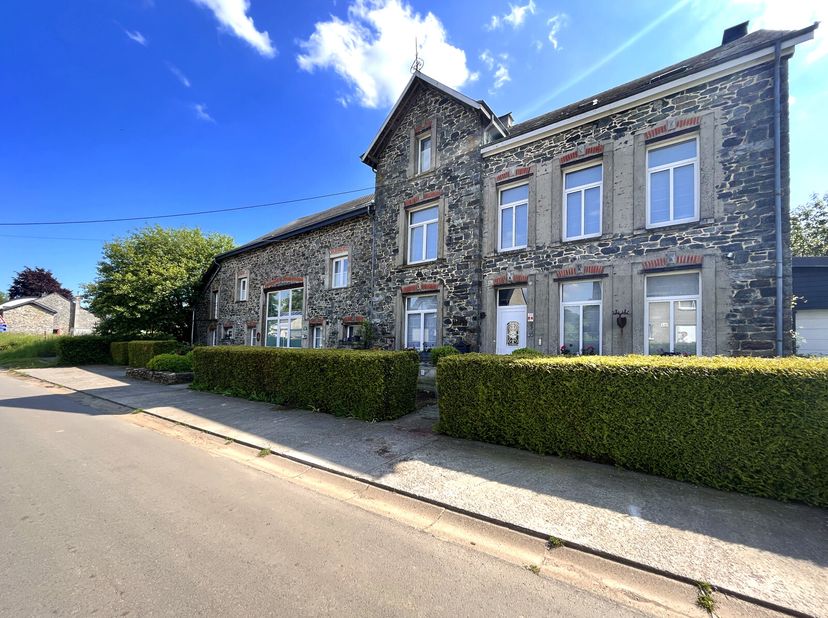 Située dans le village pittoresque de Freux, commune de Libramont, nichée dans les Ardennes Belge, By the Way en collaboration avec Dynasty vous prése