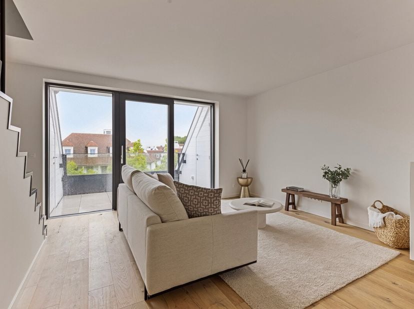 Dit exclusieve duplex appartement, gelegen in het prestigieuze Meerzicht gebouw te Duinenwater, biedt u een unieke kans om te wonen in een van de mees