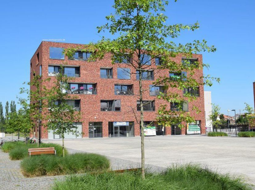 Te koop aangeboden: een solide investeringsmogelijkheid in het hart van Lier. Het pand, gelegen op Paradeplein 6, is momenteel verhuurd aan het medisc
