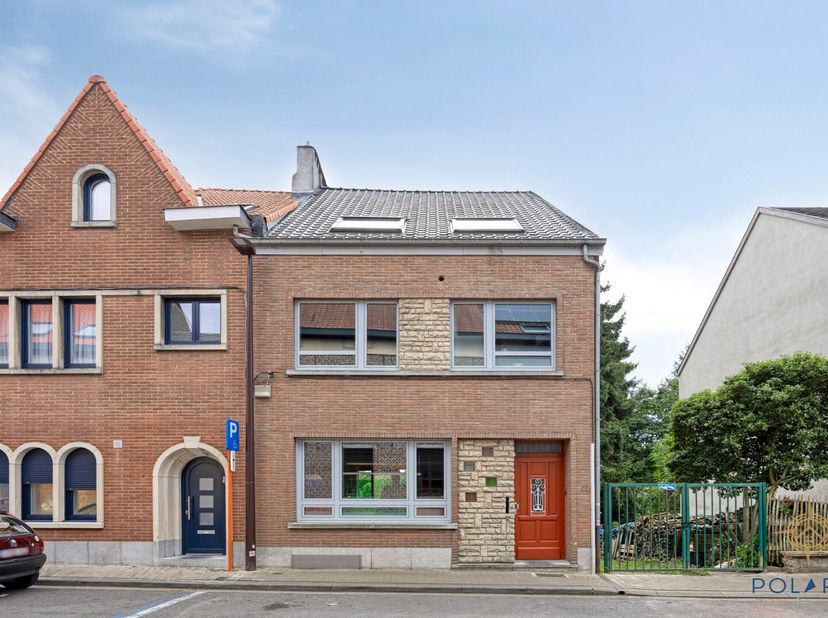 Charmante maison de 1920 avec de nombreuses rénovations, située au calme dans le centre de Beersel. Cette maison familiale prête à emménager allie car