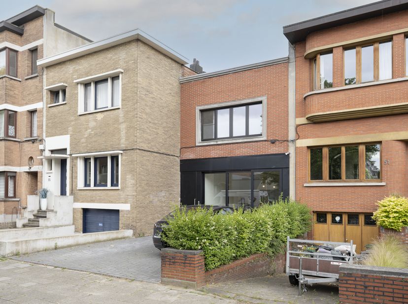 Hierbij bieden wij u deze moderne kantoorruimte op epoxy vloer met ingebouwde kasten aan.&lt;br /&gt;
Vooraan bevindt zich de grootste kantoorruimte van ca