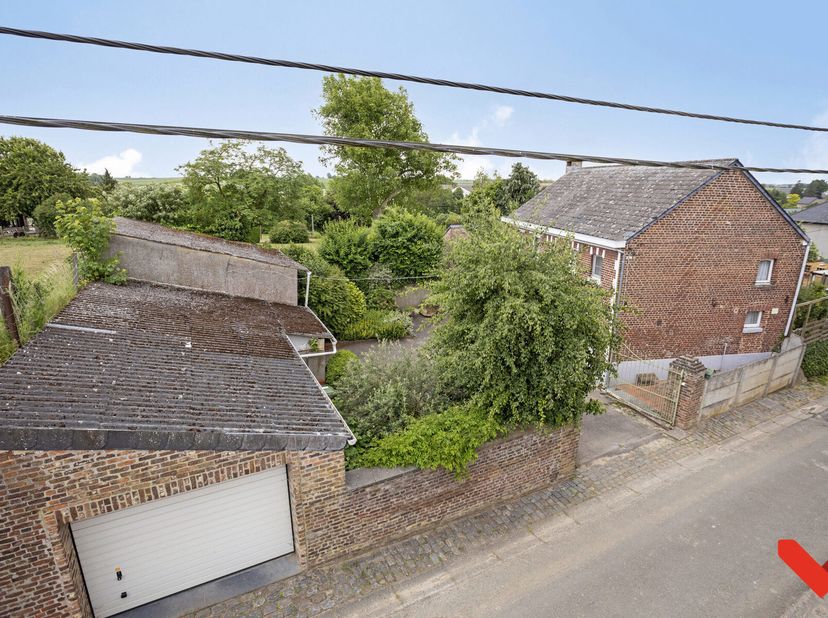 Dans une rue calme du village rural dOutgaarden, section de la commune de Hoegaarden, se trouve cette charmante maison solide avec une façade pleine d