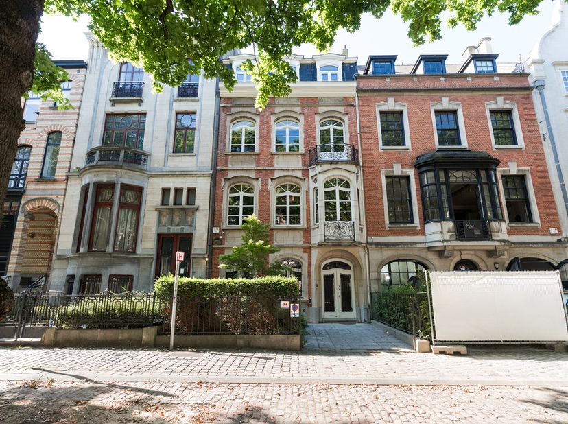 IXELLES  sur la prestigieuse avenue Molière, à deux pas de la place Brugmann et de toutes les facilités, charmante MAISON (5ch/3sdb) de 1910 de ±450m²