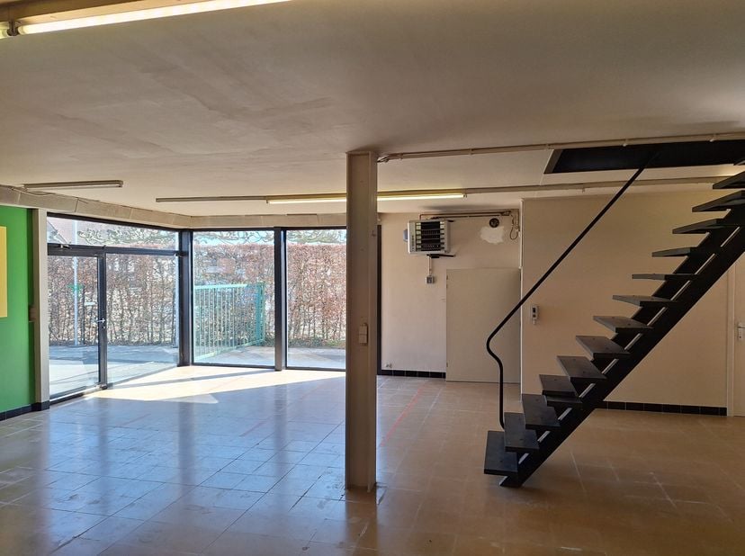 Het handelspand bestaat uit 2 verdiepingen en is goed voor zo&#039;n 260m² bruikbare vloeroppervlakte. &lt;br /&gt;
Het vrijstaande gebouw is gelegen op een perc