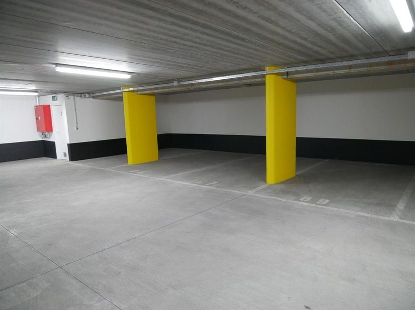 À proximité de la place Stéphanie et de l&#039;avenue Louise. PARKING couvert situé au niveau -2 d&#039;un immeuble récent avec portail automatique (ouverture p