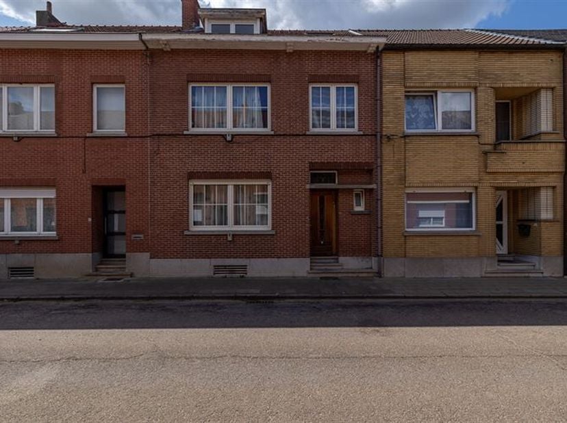 In een rustige, verkeersluwe straat in het hart van Scherpenheuvel vinden we deze verrassend ruime woning met zuidgerichte stadstuin en garage. De lig