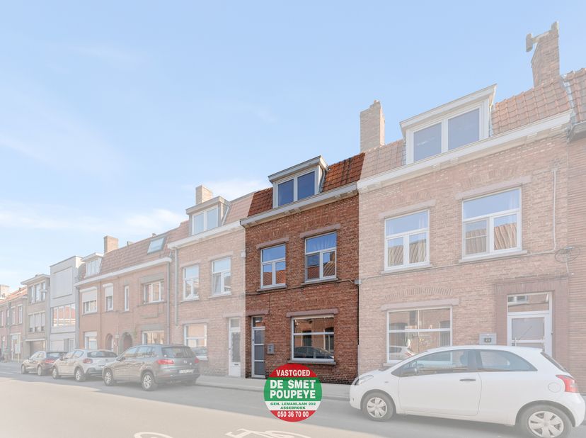 VRAAGPRIJS - Deze gezellige woning is gelegen op een uiterst rustige locatie, in vogelvlucht van het centrum van Brugge. De nabijheid van diverse supe