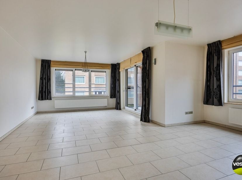 Dit 2 slaapkamer appartement met een bewoonbare oppervlakte van 120 m² is gelegen op de 1ste verdieping van een kleinschalig, recent gebouw. Met een c