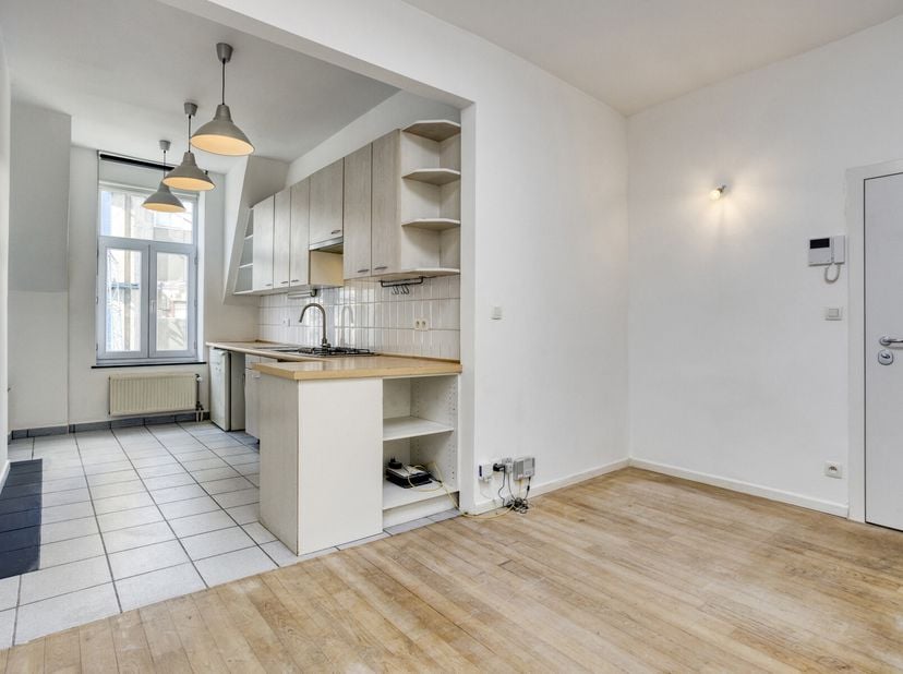 Charmante studio te koop, gelegen aan de Hallenstraat 1 in het hart van Brussel. Deze instapklare woonst van circa 35m² bevindt zich in een gerenoveer