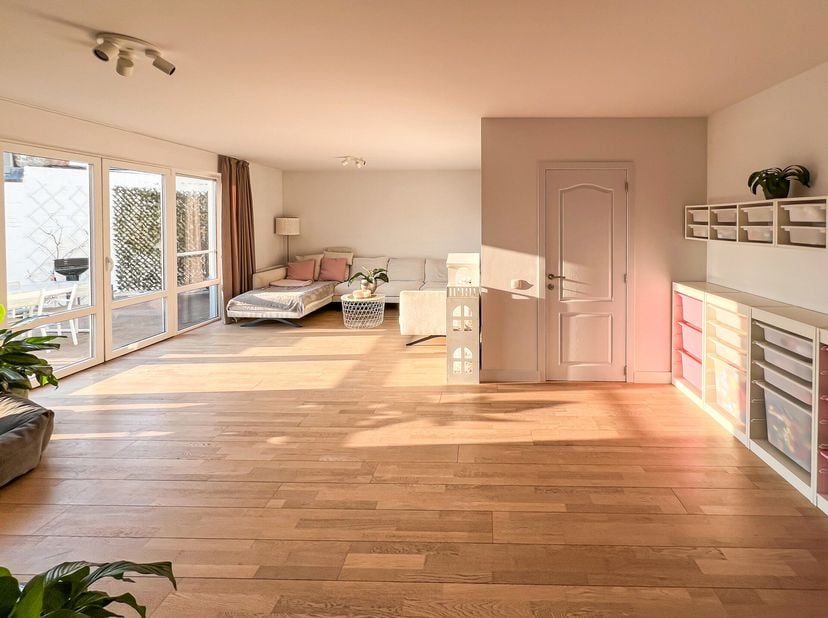Belle et confortable maison familiale dans le centre de Bost près de Tirlemont. La maison a été entièrement rénovée en 2021. Le hall d&#039;entrée avec wc
