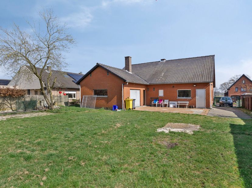 Deze ruime open bebouwing in Balen is gelegen op een perceel van 930 m² en beschikt over een prachtige west georiënteerde tuin en dubbele garage. In d