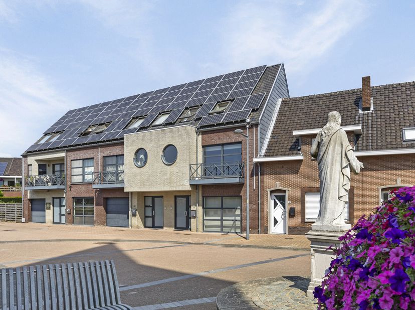 Deze praktisch ingerichte woning met 2 slaapkamers bevindt zich op een gunstige ligging in het centrum van Kinrooi. Het huis beschikt over centrale ve