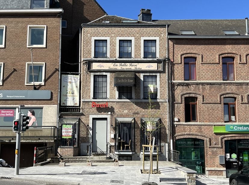 Immeuble commercial idéalement sis au cœur de la ville de Beauraing.&lt;br /&gt;
Celui-ci comprend une surface aménagée de 150m² repartie sur 4 niveaux !&lt;br