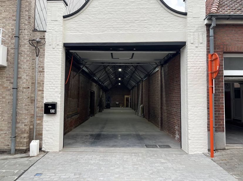 Entrepôt de 172 m² à louer dans le centre de Zwevezele.&lt;br /&gt;
Dimensions:&lt;br /&gt;
- Largeur: 4,7 m&lt;br /&gt;
- Profondeur: 32 m&lt;br /&gt;
- Hauteur claire: 3,4