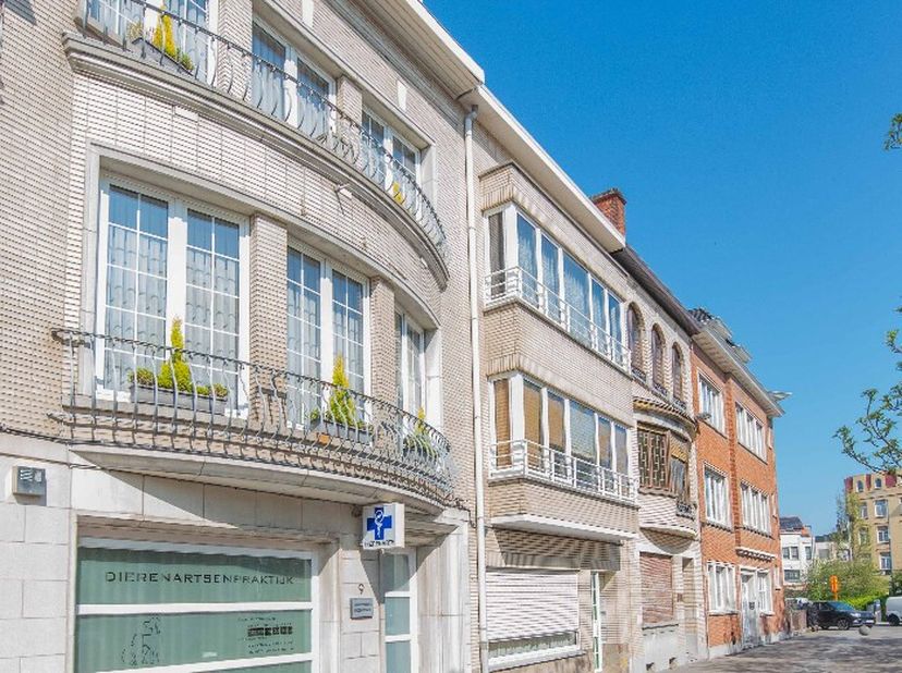 Deze statige rijwoning is gelegen op een boogscheut van het centrum, In een aangename omgeving met tal van buurtwinkels en Ingedeeld als volgt:&lt;br /&gt;