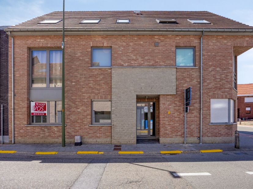 Gelijkvloers appartement met ruim terras/tuin gelegen in het centrum van Haasrode. Het appartement werd gebouwd in 2008 en heeft een bewoonbare opperv
