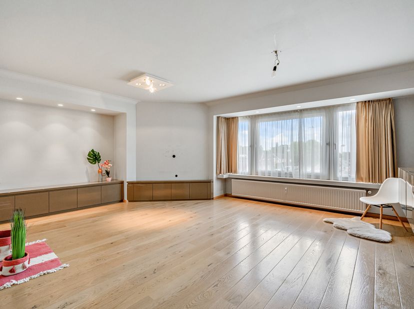 En 2010, cet appartement lumineux a été entièrement rénové par un architecte d&#039;intérieur (plans disponibles).&lt;br /&gt;
Les nombreux placards intégrés per