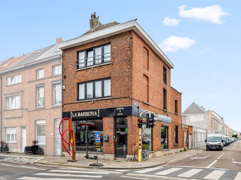Beide delen van deze eigendom beschikken over een aparte ingang. Het handelsgelijkvloers, met goede zichtbaarheid, ligt op de hoek en heeft zijn ingan