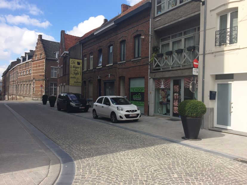 Een woon- en handelspand gelegen in het centrum van Sint-Truiden (op 20m van de Grote Markt) en in het verlengde van de Stapelstraat de winkelstraat v