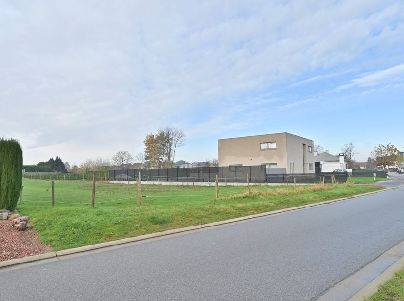 Bouwgrond bestemd voor open bebouwing van 21a 26ca (2.126 m²) centraal gelegen in Lanaken-Veldwezelt, op slechts 2 km van Maastricht.&lt;br /&gt;
Mogelijkhe