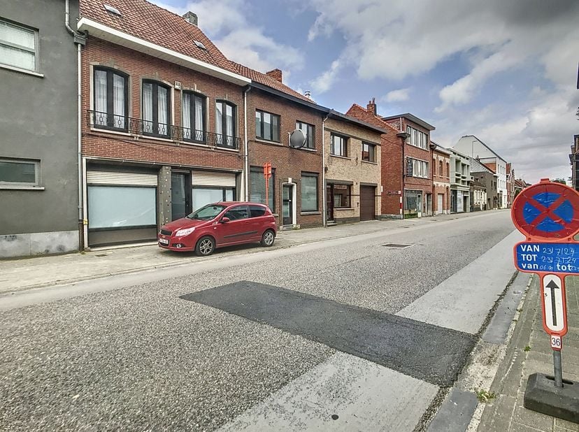 Ce bâtiment, actuellement utilisé comme magasin avec espaces de rangement, est proposé à la vente dans la Langestraat, au centre de Kruibeke. Il peut