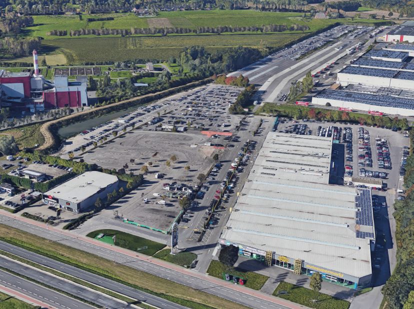 Het betreft een zeer bereikbare, ruime parking/stockageruimte langs A12/ Boomsesteenweg Wilrijk op 5 minuten van de Antwerpse Ring en 30 minuten van B