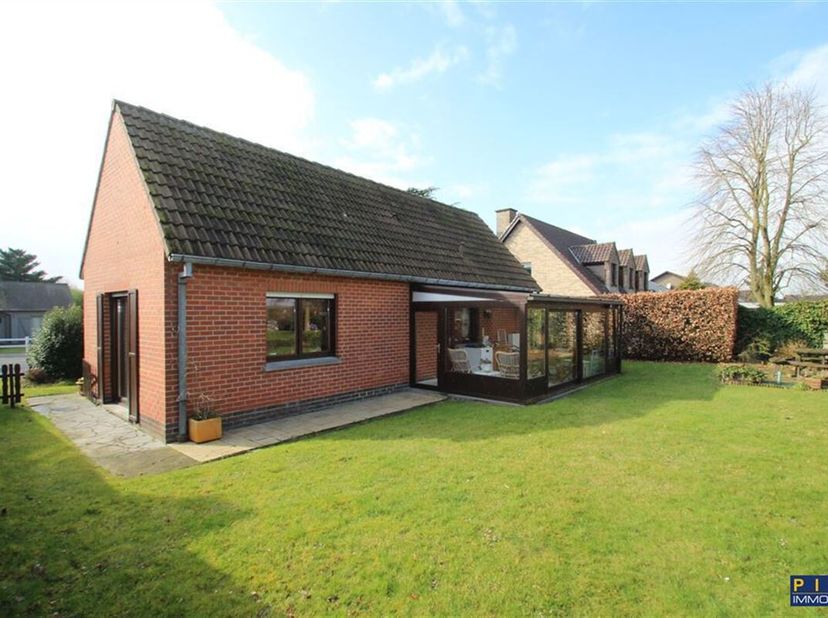 Agréable villa de plain pied située dans un quartier résidentiel, 3 chambres dont 2 chambres et salle de bains au rez-de-chaussée, bureau, séjour, réc