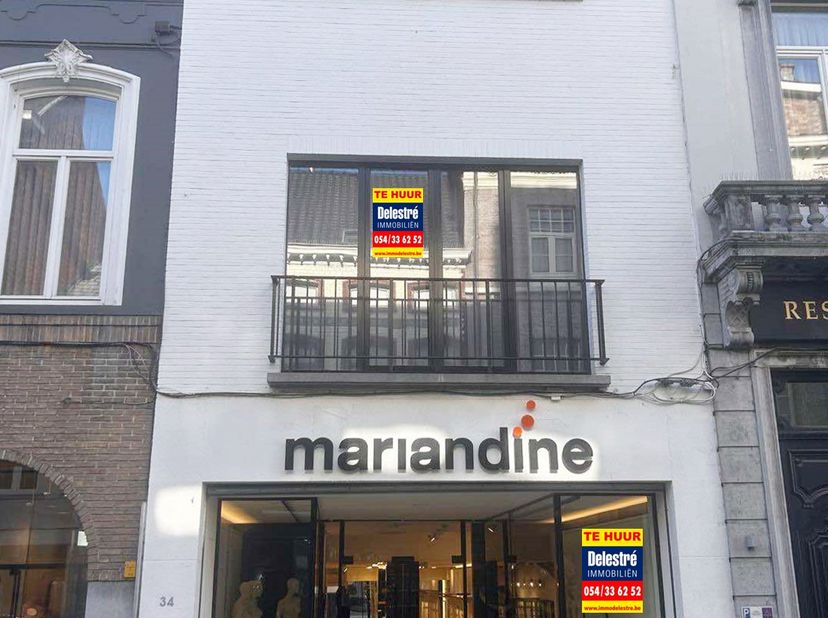 Instapklare handelseigendom, gelegen in de gekende Lessensestraat te Geraardsbergen. &lt;br /&gt;
Dit betreft een commercieel gelijkvloers met een opp. van