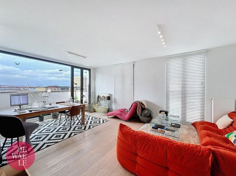 Ruim 2-slaapkamer appartement op de 8ste verdieping, pal naast de iconische Upsite Toren. Geniet van een adembenemend uitzicht op het kanaal en de dyn