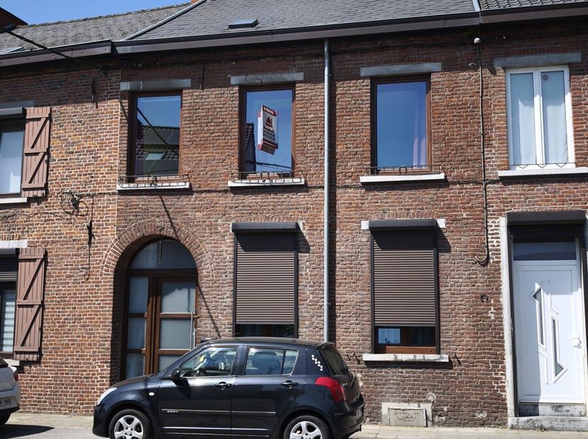 Monceau-sur-Sambre- À vendre : maison 3 chambres à rafraichir proche des transports en commun, grands axes et commerces ce bien offre un emplacement i